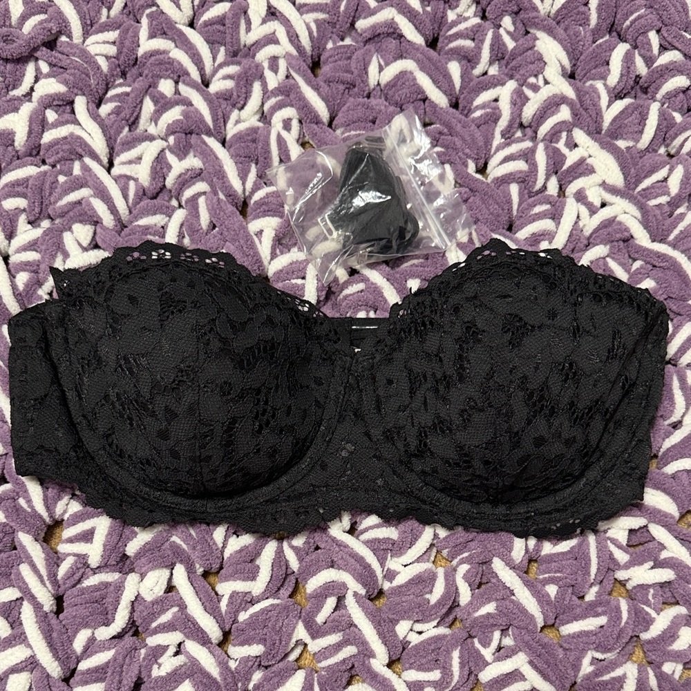 Elegant Black Lace Strapless Bra